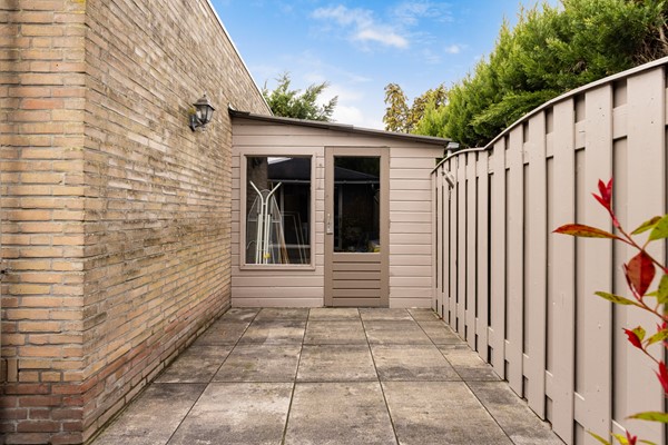 Foto - Te koop: Ruime 2-onder-1-kapwoning met dubbele garage, eigen oprit en fijne tuin